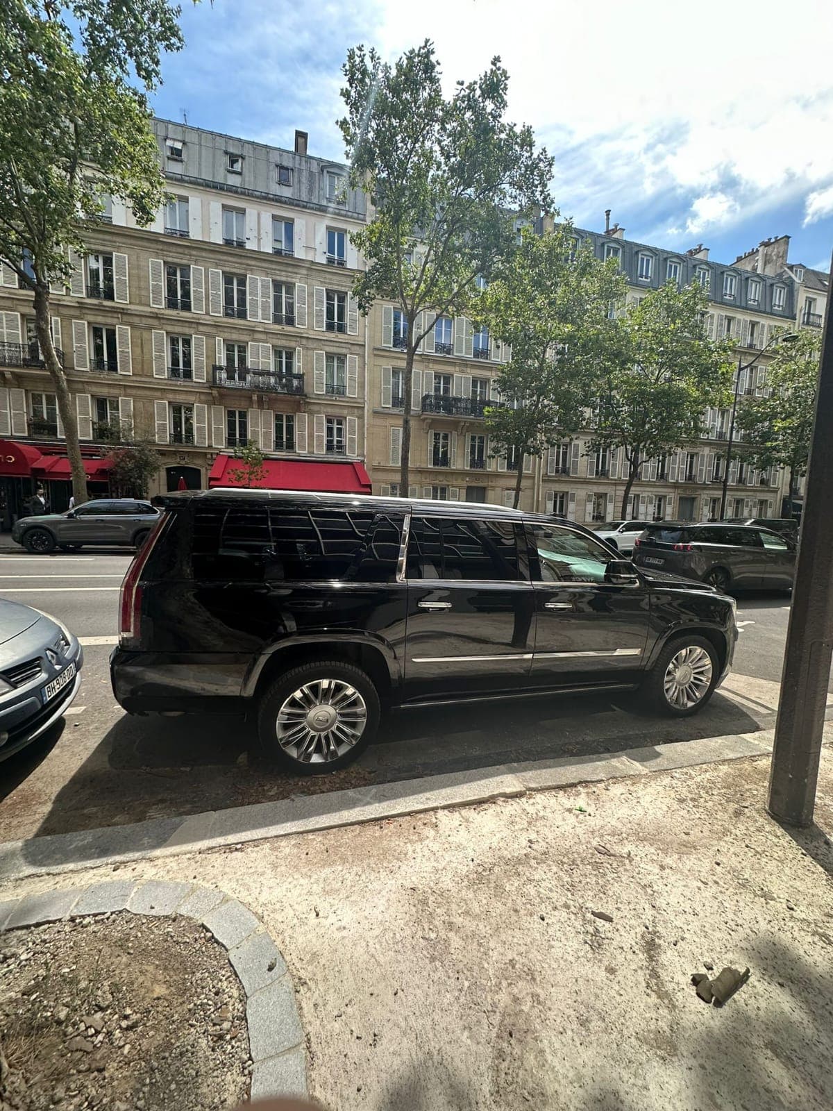 Cadillac Escalade: view 1